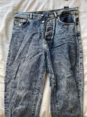 Blåa jeans. Bra kvalitet. Använt få antal gånger. 