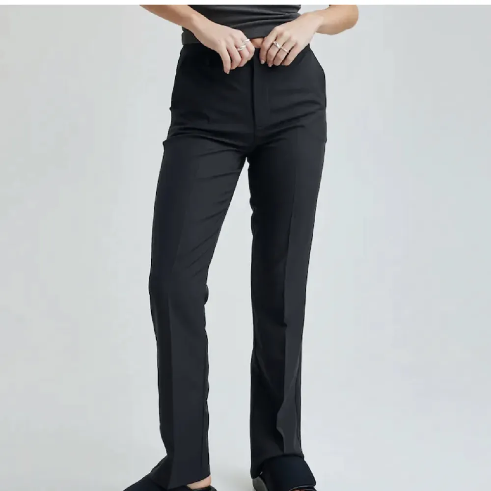 ”Vilma” kostymbyxor från bikbok! Går att ha både högmidjade och lägre utan att se dumt ut! Köpta för 500kr🩵. Jeans & Byxor.