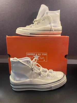 Converse skor  - Tja! Säljer ett par riktigt sköna converse skor i storlek 40 helt nya med box. Givetvis autentiska. Hörs i PM! 