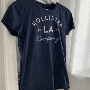Hollister t-shirt - T-shirt i bra skick och väldigt mjukt och skönt material!