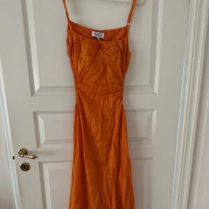 En lång orange klänning från & other stories! Super härlig och festlig! Och skönt material