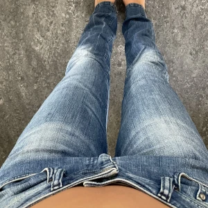 raka blåa jeans - raka blåa jeans från diesel, köpta second hand. är 178 som längdreferens, midjemåttet är 42 cm och innerbenslängden 85 cm 💙