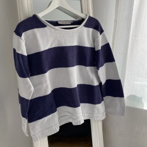 Randig tröja - Blå/vit randig tröja i lite ”tyngre” material! Jättefin till ett par vita byxor!😍