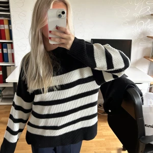 Stickad tröja - Svart vit tröja från ginatricot. Storlek 158-164❤️