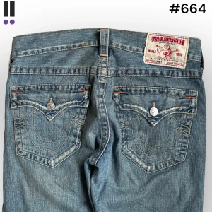 True religion jeans #664 - True Religion jeans i model Joey 💜 Tag 31W 💜Midja (rakt över) 43cm 💜 Innerben 69cm 💜 Ytterben 97cm 💜 Benöppning 25cm 💜  💜Våra mått blir W=33 och L=27 💜 Men jämför alltid måtten med dina bästa jeans💜664