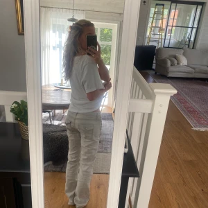 Vita/gråa jeans - Dom är Såå snygga men jag får aldrig användning för dom! Jag är 170!!💗💗🤙 Haha kommer tyvärr inte mäta dom så ni får använda ögonmått! Hör av er om ni vill köpa❤️‍🔥 