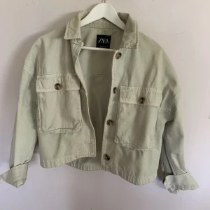 Grön jeansjacka från Zara - Äldre jeansjacka från zara. Använt skick men fint skick! 