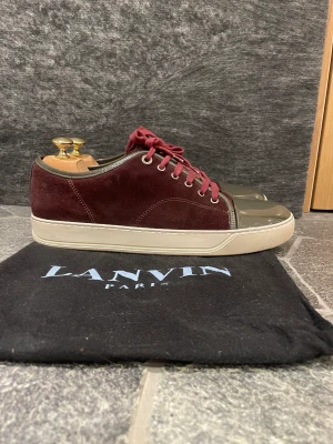 Lanvin skor  - Hej! Säljer nu dessa superfina lanvin skor. Skorna är i superfint skick och inte använts många gånger. Dustbag med följer. Skorna är i uk 9