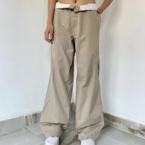 Dickies - Vintage dickies, midjan 83 cm hela, men kan justeras till mycket mindre t ca 70 genom bandet.  Längden är 104 cm