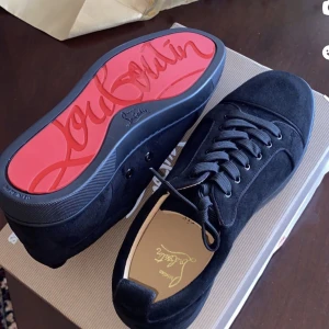 CHRISTIAN LOUBOUTIN SKOR - Helt fräscha Christian Louboutin skor använder ej för de var för stora för mig men de är i bästa skick. Paket förkommer osv.
