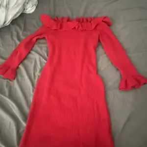Säljer min älskade röda klänning då den inte är min stil länge. Den sitter super fint och framhäver ens kurvor super bra.
