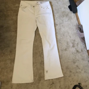 Vita utsvängda jeans med fina fickor🥰 - Superfina jeans med låg midja,  fina fickor o extra fin passform! 🥰