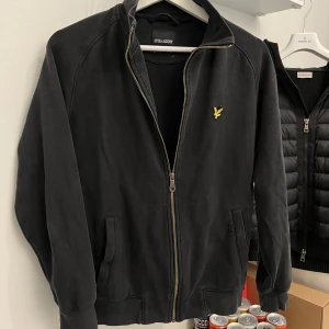 Lyle and scott full zip - Ganska välanvänd men inte skador eller så. Storlek: XS Köpt för 899kr