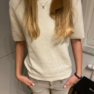 jättefin stickad t-shirt💗 - Jättefin, helt slutsåld stickad t-shirt från HM💗 helt ny, prislappen sitter kvar. storlek xs men passar s-xs. Skriv om ni har några frågor. Startar en budgivning vid många intressen! Möts ej upp💗