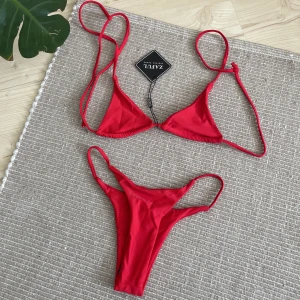 Oanvänd bikini - Helt ny bikini, har inte testat då överdelen är alldeles förliten för mig. Skulle säga att detta är en XS 