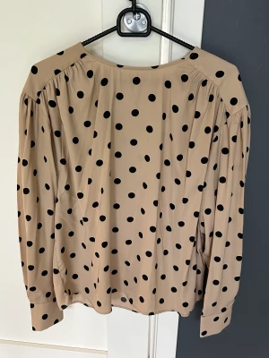 Topp - Top från H&M använd bara en gång. Normal i storlek och är i mycket bra skick!
