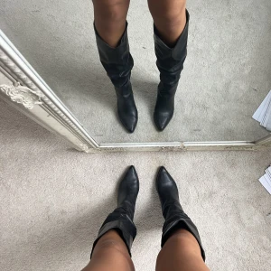 Svarta boots🖤 - As coola svarta boots i skinn!! Så snyggt nu till hösten! Använda en gång men helt utan defekter, inga repor/veck!🫶🫶🖤🪩