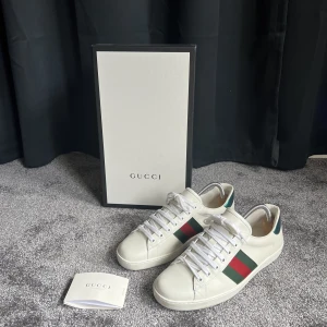 Gucci Ace skor stl 41,5 (42) - Säljer nu dessa sjukt snygga Gucci skor | Skick 9/10 | Nypris 7499 kr | Mitt pris 3299 kr | Hör av er vid minsta lilla fundering!🤝