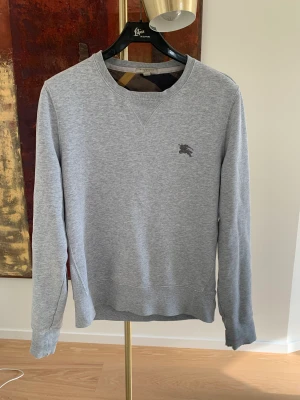 Burberry Crewneck  - Burberry Crewneck/sweatshirt hyfsat använd däravpriset! Storlek small   Alla tillbehör finns kvar! Säljs för endast 1000kr