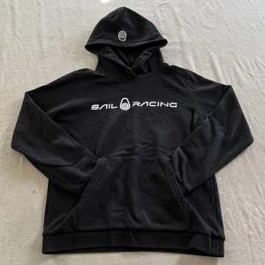 Använd svart Sail Racing hoodie. Gott skick, se bilder. 