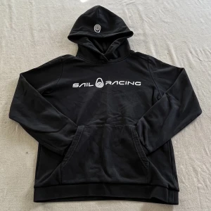 SAIL RACING HOODIE - Använd svart Sail Racing hoodie. Gott skick, se bilder. 
