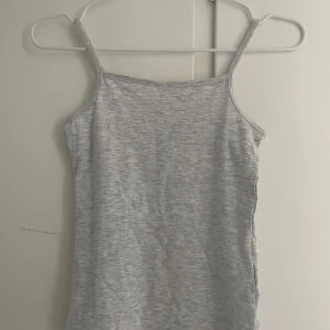 Grått linne - Ett grått bas linne köpt från Hm. Plagget har används ett par fåtal gånger men har inga defekter. Storleken på linnet är 140 men skulle säga att linnet är ganska stort i storlek. Hör av er vid funderingar och pris kan diskuteras. Köparen står för frakten💗