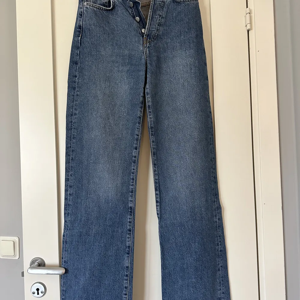 mörkblå högmidjade jeans. nypris 599kr. storlek W24 L32. skriv för fler bilder. Jeans & Byxor.