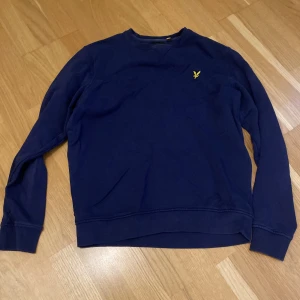 Lyle and Scott tröja - Lyle and Scott Tröja Storlek L Mörkblå Använd fåtal gånger 