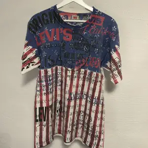 Säljer denna vintage Levis t-shirt. Tröjan är köpt secondhand på humana😊