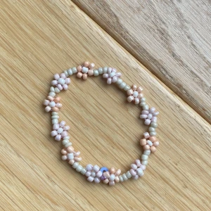 Hemmagjort armband  - Fint och somrigt armband som jag gjort själv. 💞