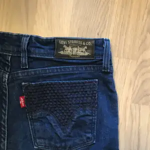 Snygga Levis jeans💕💕Mörkblå straight!