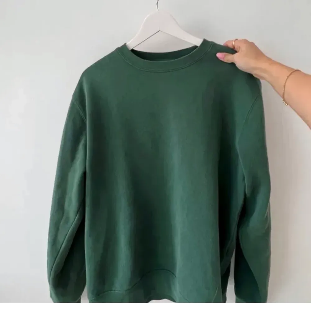 Säljer denna supermysiga gröna sweatshirten, bra kvalite och knappt använd. Strl M men sitter oversized på mig som vanligtvis har M då det är herrmodell💖 frakt tillkommer. Hoodies.
