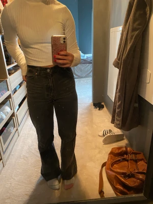 Gråa jeans  - Jätte fina högmidjade wida gråa jeans! Köparen står för frakt! 