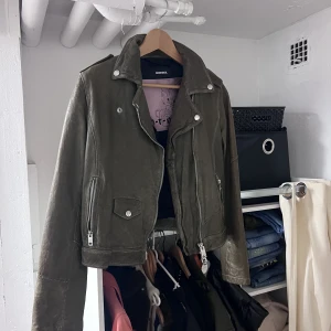 Skinnjacka  - En jätte fin skinnjacka nu till hösten som är använd men fortfarande i bra skick 