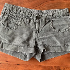 Lågmidjade Levi’s shorts - Coola lågmidjade Levi’s shorts. ✨Autentiska 00-tal/ Y2K, fint skick!  Storlek 34-36.