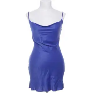 Säljer min blåa klänning jag köpt på Bershka för något år sedan. Tyvärr har den blivit för liten på mig. Snygg på och tvättar och stryker innan jag postar. 