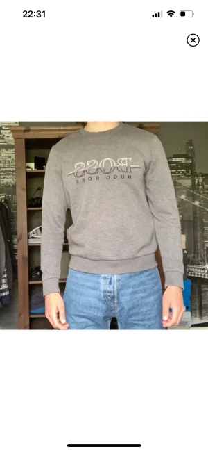 Hugo boss tröja  - Grå hugo boss tröja. Nyskick Nypris:1200 