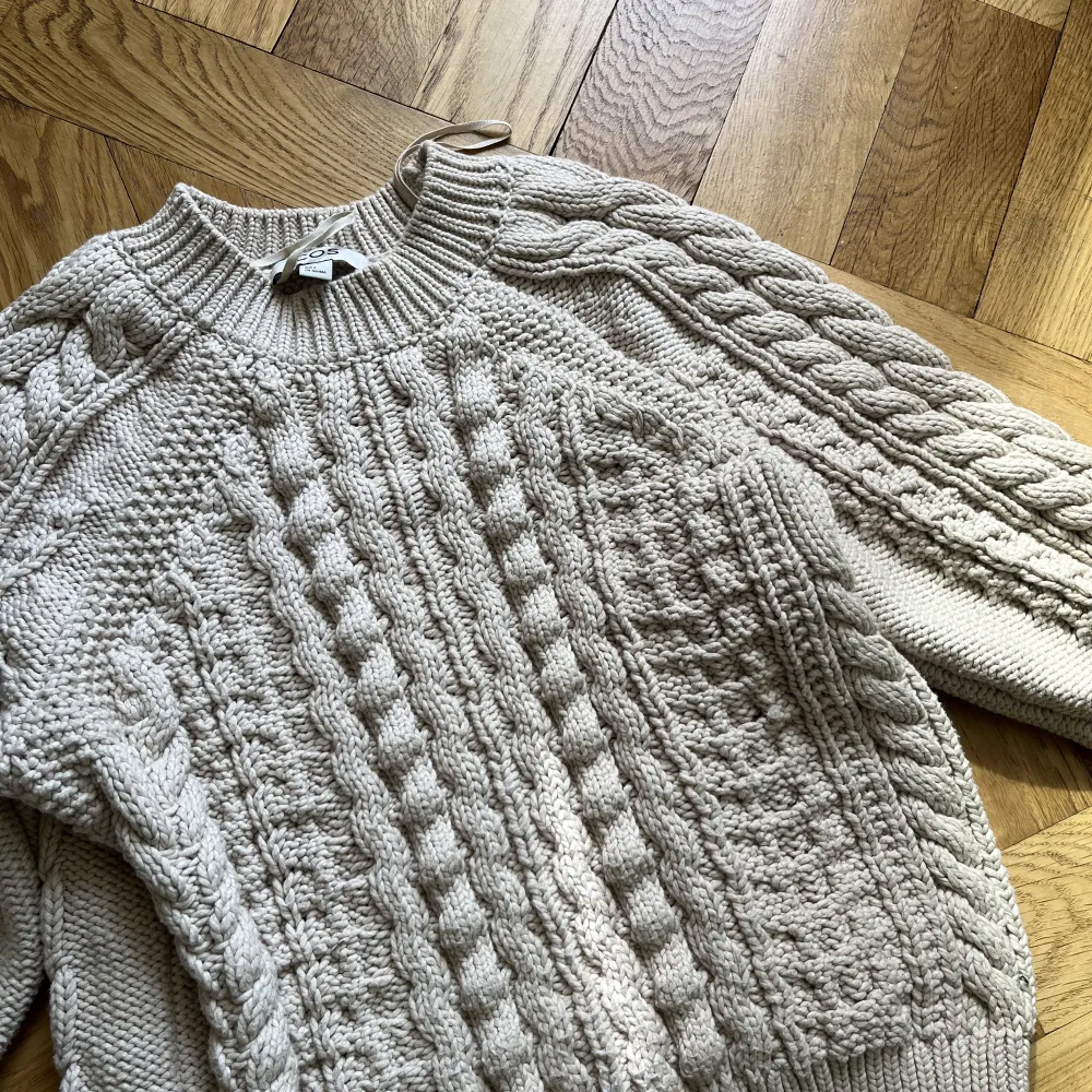 COS: Cable-knit Jumper Light Beige. Strl XS. Ord pris: 990 kr. Säljer då den är för liten på mig.   Material: 72% Organic cotton, 28% Recycled polyester   . Stickat.