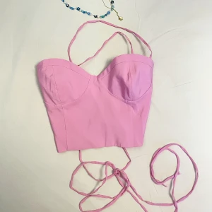 Rosa topp - Helt oanvänd rosa topp från Zara med knytning i ryggen!  I storlek L men skulle säga att ”kupan” är en B-C-kupa. Eftersom det är knytning passar den utöver det xs-L