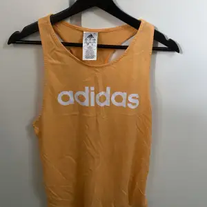 Ett orange träningslinne från Adidas
