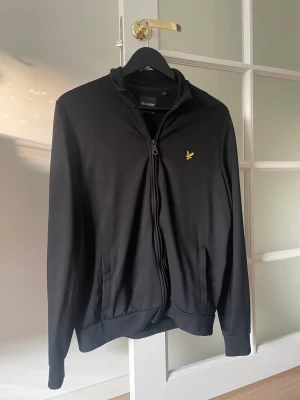 Lyle & scott - Tjena! Säljer denna feta lyle & scott zipup då den är för liten för mig. Köpt på lyle & scotts egna butik.