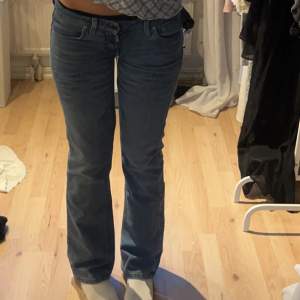 Lågmidjade botcut jeans från Filippa K i storlek S 