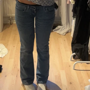 lågmidjade bootcut jeans  - Lågmidjade botcut jeans från Filippa K i storlek S 