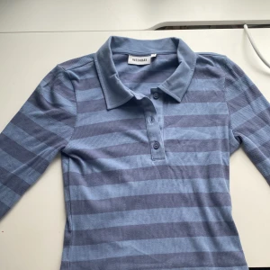 Tajt randig tröja med krage - Super fin randig tajt tröja använder dock inte den alls 🥰