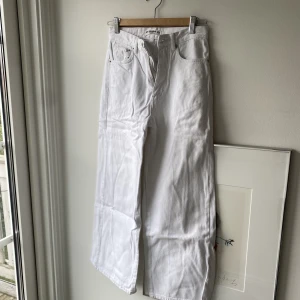 Vita jeans  - Knappt använda! Stora i storleken, har normalt sett 34/36, stretchiga!