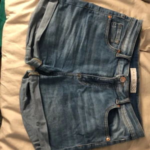 Jeans shorts  - Ganska använda, men inte nöta någonstans 