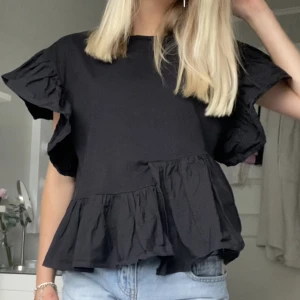 Zara topp🤍🤍 - Supersöt topp från zara, superfint skick! (Kan dock behöva strykas lite:)🤭)