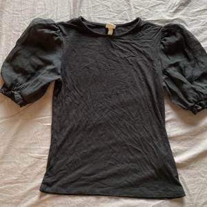 Svart tröja - Fick föra året men kommer ej till användning 