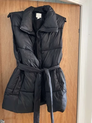 Pufferjacket ifrån H&M - Pufferjacket ifrån Hm med skärp ifrån Hm i storlek xs. Jackan är i mycket gott skick och köptes i somras. Priset kan diskuteras.