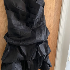Otrolig fin klänning  - Aldrig använd, super bra passform och väldigt elegant klänning.beställd från en fransk hemsida!